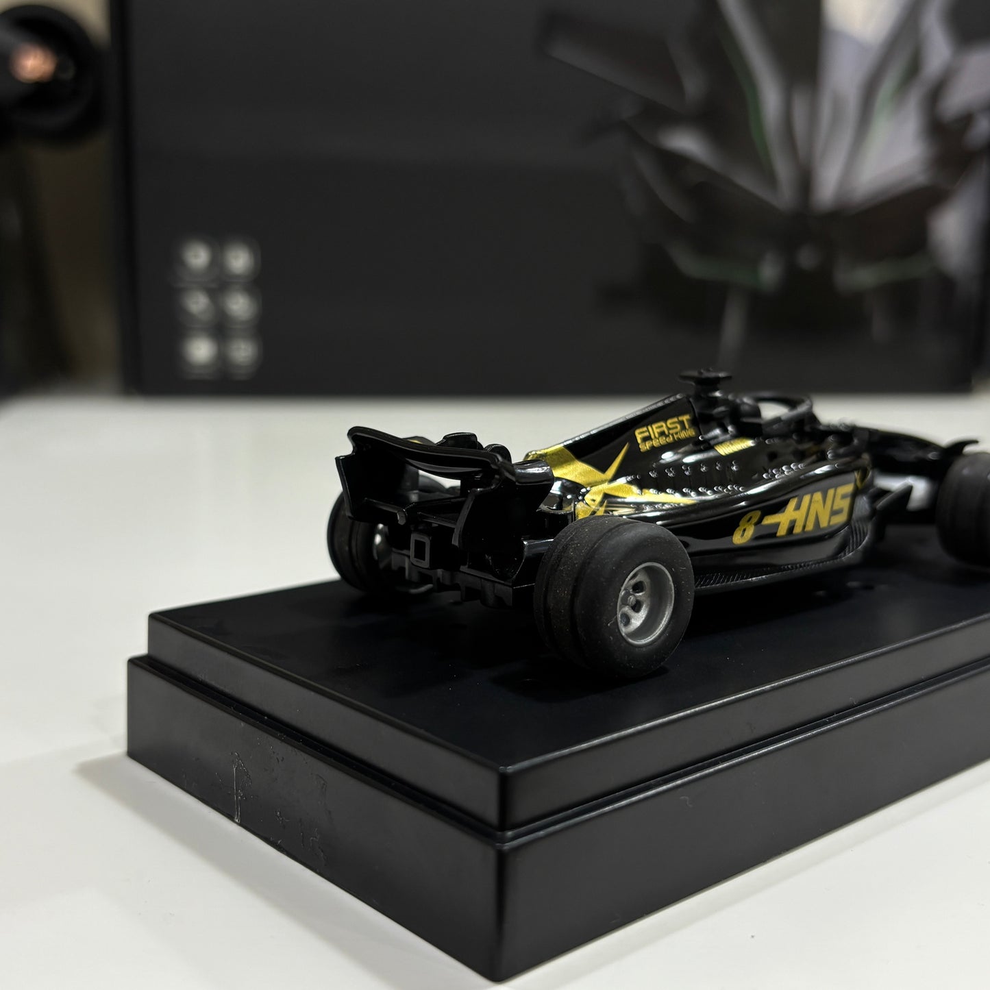 Die-Cast 1:64 Metal F1 Mini RC Racing Car with LED Lights