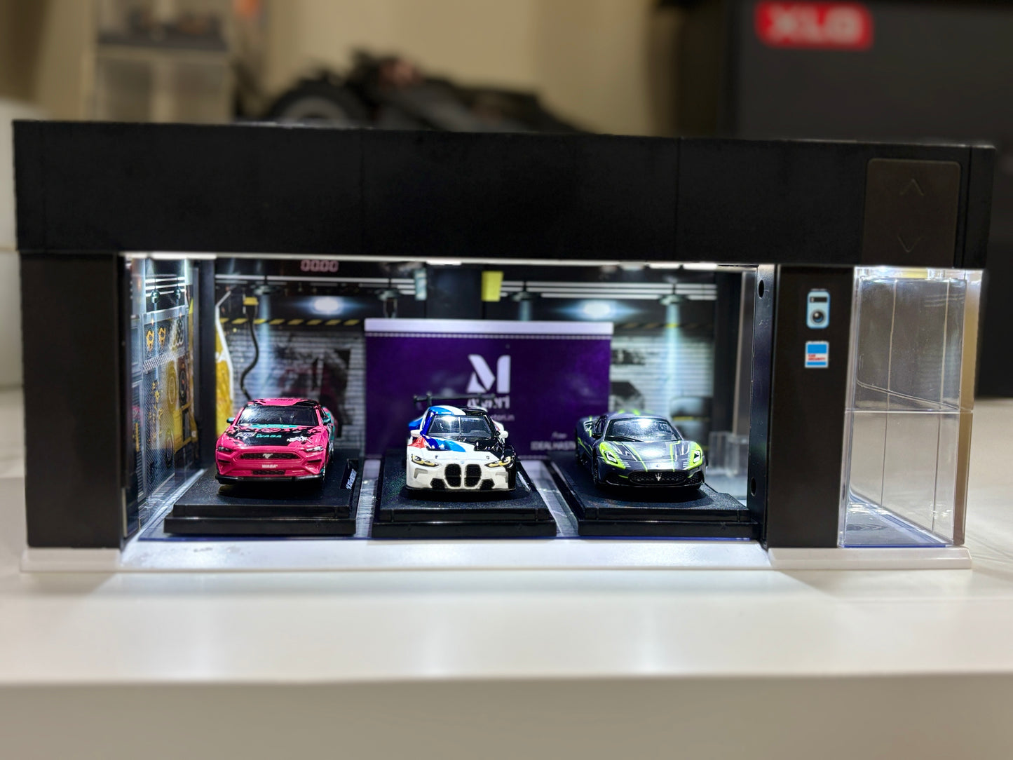 Electric Motorized Garage Diorama | Automatic Opening, LED Lights & Voice Control | 1:64 Diecast Display | USB & Battery Powered