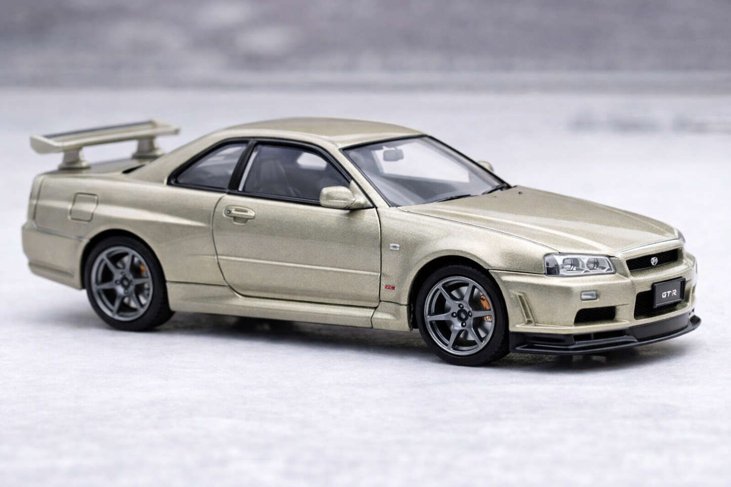 Nissan Skyline GT-R (R34) Official Model Car by MiniGT