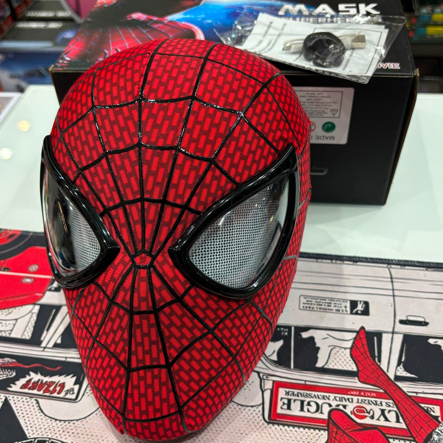 Spider-Man Mask with Light Effects and Movable Eye Lenses