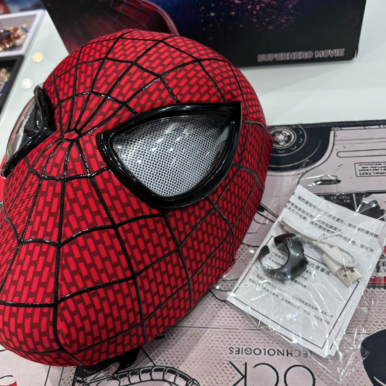 Spider-Man Mask with Light Effects and Movable Eye Lenses